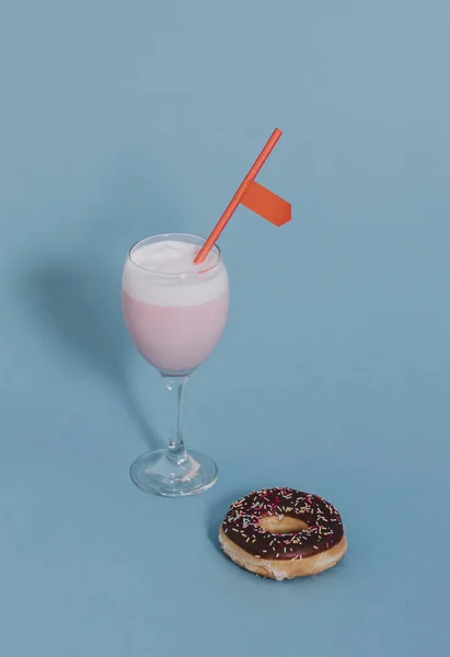 Smakelijke Geglazuurde Donut Met Een Fancy Drankje — Stockfoto