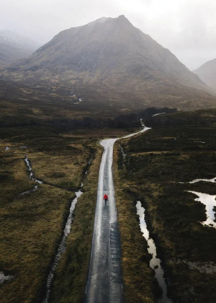Donna Che Cammina Una Strada Glen Etive Scozia — Foto Stock