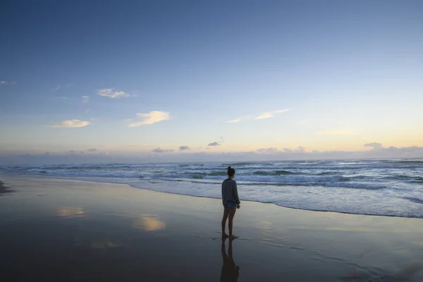 Kvinna Som Står Stranden Morgonen — Stockfoto