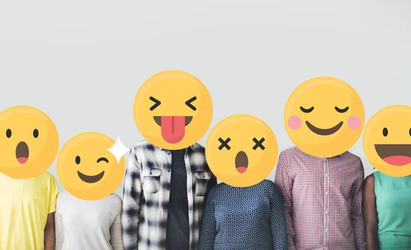 Diversos Amigos Con Emoticones Positivos —  Fotos de Stock