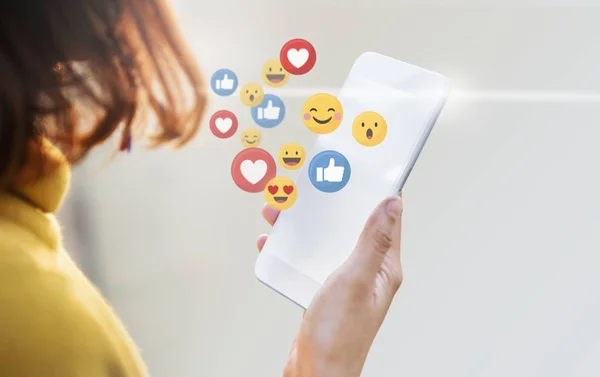 Vrouw Met Behulp Van Een Mobiele Telefoon Met Emoticons — Stockfoto