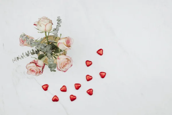 Valentine Buquê Rosa Com Corações Chocolate Vermelho Fundo Mármore Branco — Fotografia de Stock