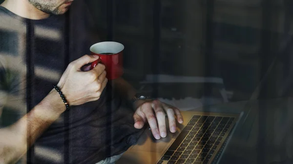 Homem Trabalhando Seu Laptop Tomando Café — Fotografia de Stock