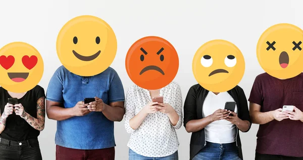 Diversas Personas Con Emoticonos Usando Teléfonos Móviles —  Fotos de Stock