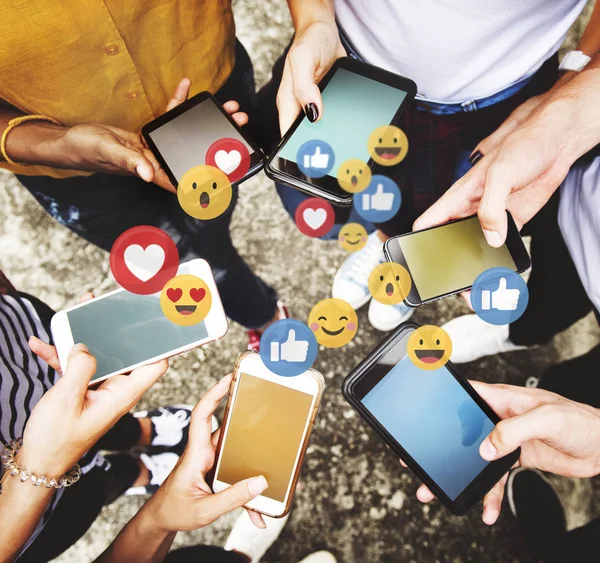 Antisociale vrienden controleren hun telefoons — Stockfoto
