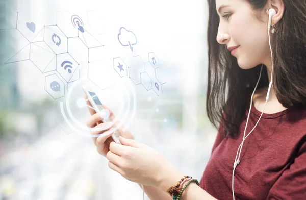 Mujer Joven Escuchando Música Desde Teléfono — Foto de Stock