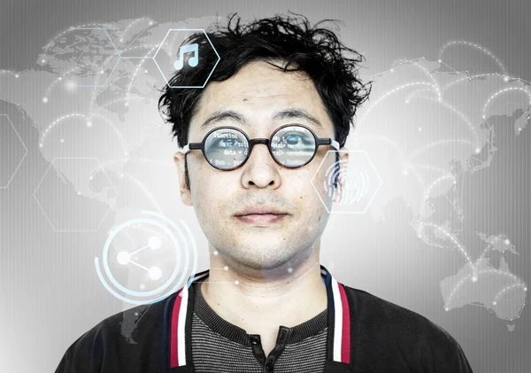 Asiatico Hacker Con Codice Del Computer Sui Suoi Occhiali — Foto Stock