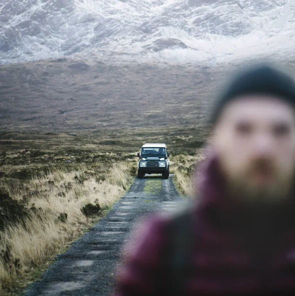 Homem Afastar Carro Glen Etive Escócia — Fotografia de Stock