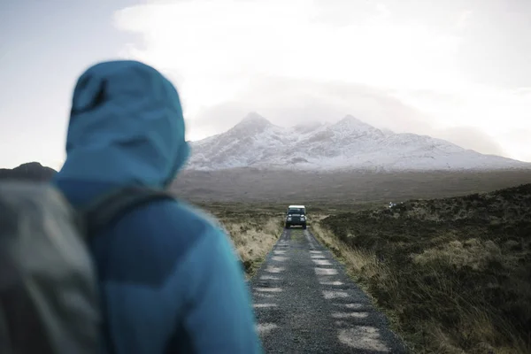 Mann Geht Bei Glen Eat Schottland Auf Sein Auto — Stockfoto