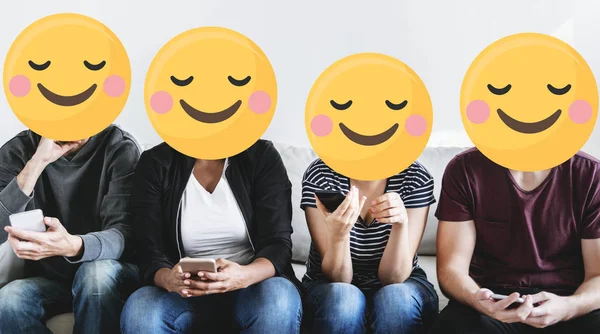 Różnorodne Osoby Pozytywnymi Emotikonami Pomocą Telefonów Komórkowych — Zdjęcie stockowe
