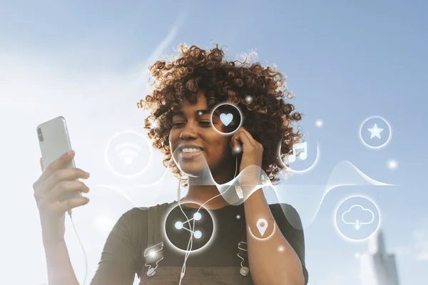 Mujer Africana Escuchando Música Desde Teléfono — Foto de Stock