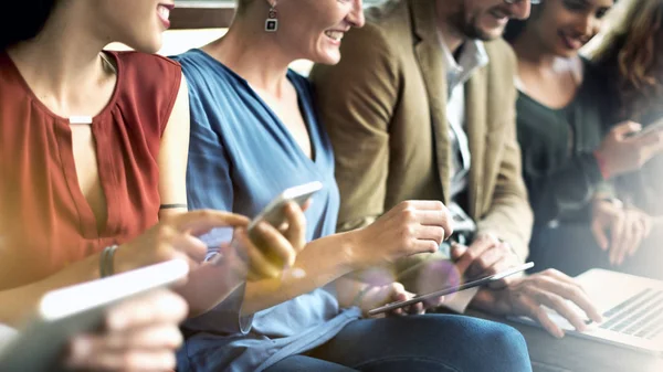 Gruppo Persone Che Utilizzano Dispositivi Digitali — Foto Stock