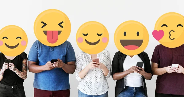 Diversas Personas Con Emoticonos Positivos Usando Teléfonos Móviles — Foto de Stock