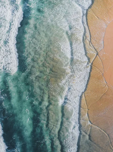 透明な水と美しいビーチのドローン ビュー — ストック写真