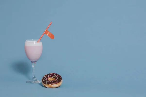 Smakelijke Geglazuurde Donut Met Een Fancy Drankje — Stockfoto