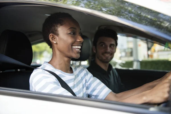 Glückliches Paar Auto — Stockfoto