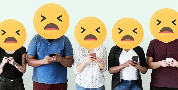 Diversas Personas Con Emoticonos Negativos Usando Teléfonos Móviles — Foto de Stock