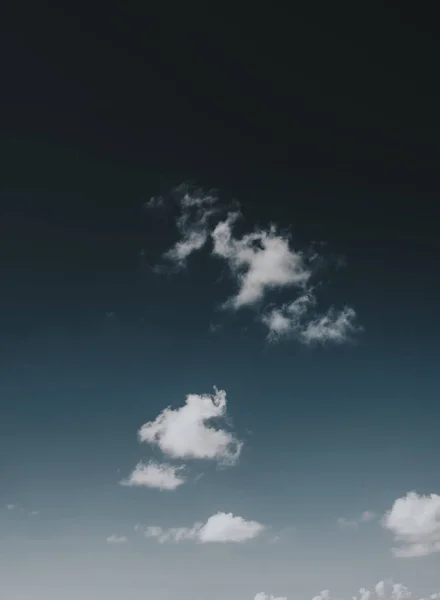 Nuage Dans Ciel Bleu Foncé — Photo