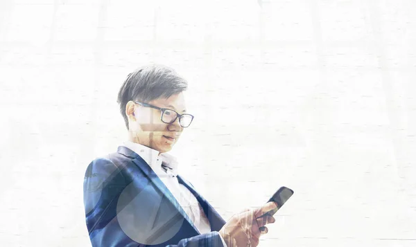 Asiatico Businessman Sms Suo Phone — Foto Stock