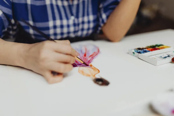 Artista Pintando Uma Senhora Usando Aquarelas — Fotografia de Stock
