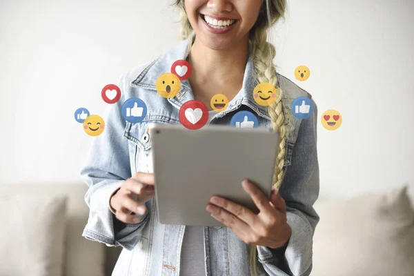 Mulher Alegre Assistindo Vídeo Vivo — Fotografia de Stock