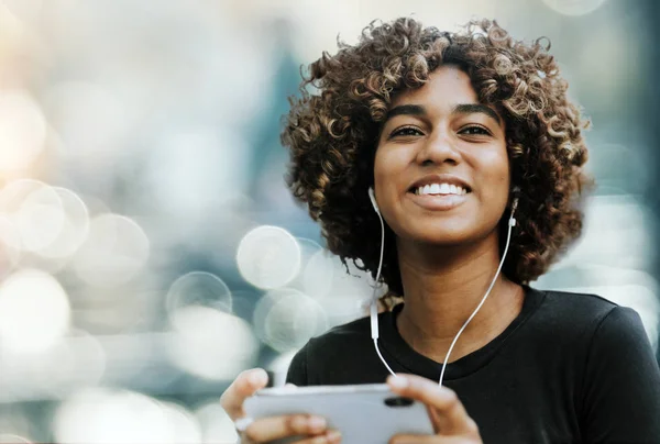 Menina Ouvindo Música Seu Telefone — Fotografia de Stock