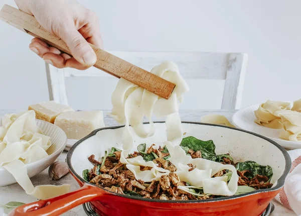 Blandning Hemmagjord Pappardelle Pasta Med Svamp — Stockfoto