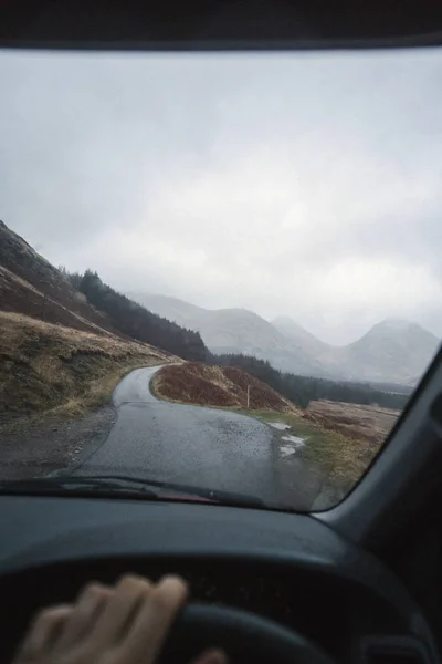 Uomo Alla Guida Auto Nelle Highlands Scozia — Foto Stock