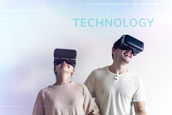 Pareja Experimentando Realidad Virtual Con Auriculares — Foto de Stock