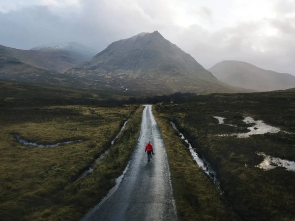 Femme Marchant Sur Une Route Glen Etive Écosse — Photo