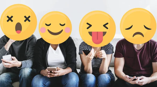 Různorodé Osoby Emotikony Používající Mobilní Telefony — Stock fotografie