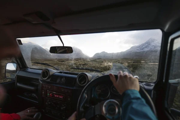 Man Jazdy Samochodem Przyjacielem Highlands Szkocja — Zdjęcie stockowe