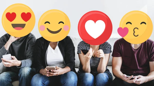 Diverse Persone Con Emoticon Positive Utilizzando Telefoni Cellulari — Foto Stock