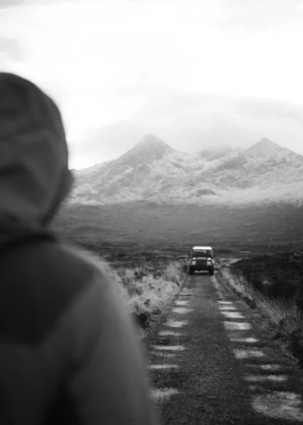 Mann Geht Bei Glen Eat Schottland Auf Sein Auto — Stockfoto