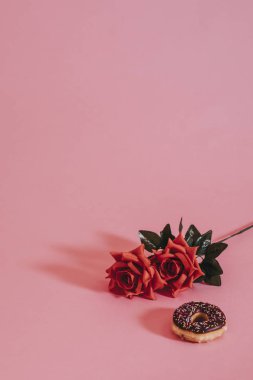 Bir gül yanında lezzetli sırlı çörek