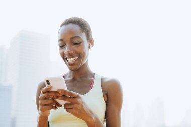 Moblie telefon ve bluetooth kulaklık kullanarak Spor kadın