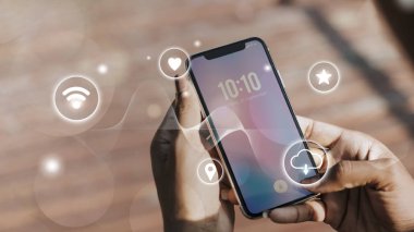 Telefonundan saati kontrol eden bir kadının yakın çekimi