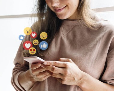 Neşeli kadın telefonundan canlı yayın videosu izliyor