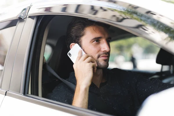 Man Belt Zijn Auto — Stockfoto