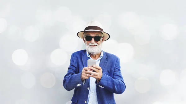 Ηλικιωμένος Άνδρας Χρησιμοποιεί Κινητό Τηλέφωνο — Φωτογραφία Αρχείου
