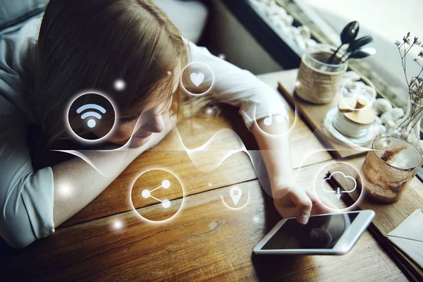 Chica Joven Usando Teléfono Café — Foto de Stock