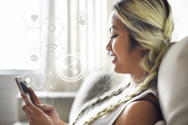 Mujer Sonriente Usando Teléfono Inteligente — Foto de Stock