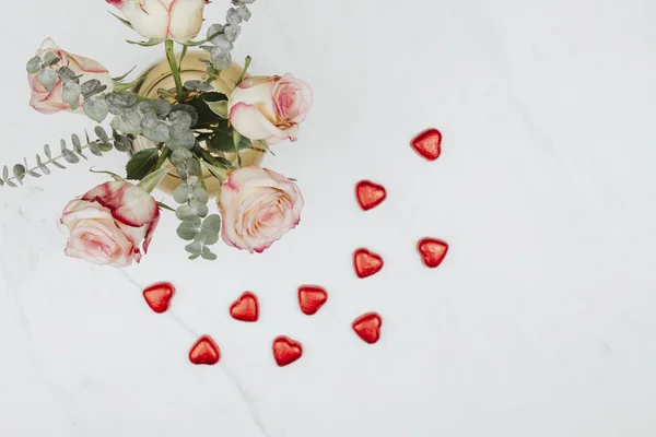 Valentine Buquê Rosa Com Corações Chocolate Vermelho Fundo Mármore Branco — Fotografia de Stock