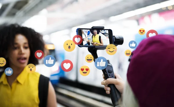 Vlogger 在火车站台上直播实时视频 — 图库照片