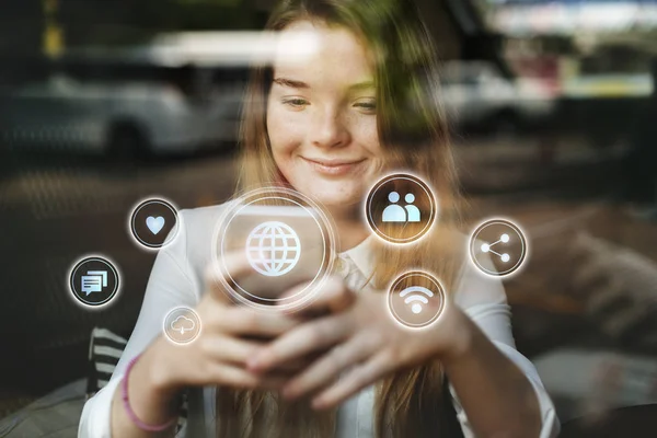 Chica Joven Usando Teléfono Café — Foto de Stock