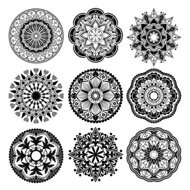 Beyaz arkaplanda siyah mandalas desenleri