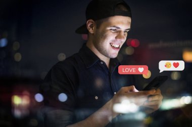 Neşeli genç adam telefonuna mesaj atıyor