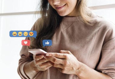 Mutlu kadın onun smartphone kullanarak