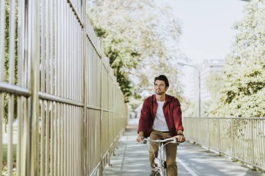 Beyaz adam bir parkta daire çiziyor