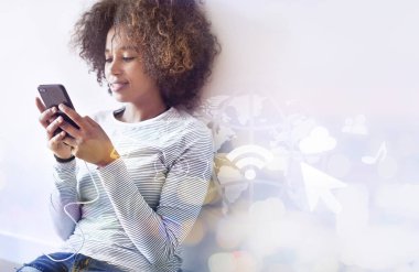 Yerde mesaj atan siyah kadın